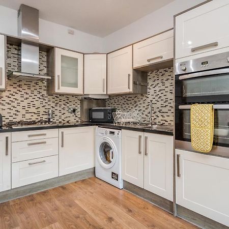 Entire Lovely Family Home With Parking, Wifi, Netflix, Self Check-In ลอนดอน ภายนอก รูปภาพ